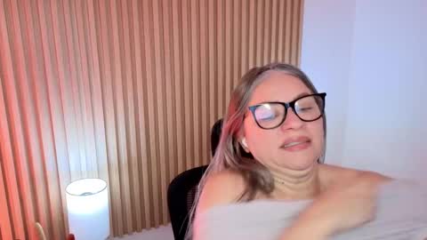 Marian Love  online show from November 2025 10:48:01 AM