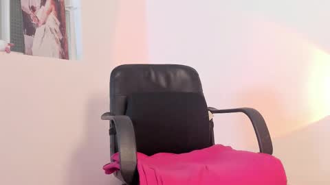 Snapshot of marie_pourtoi chatting on October 2025 12:55:01 AM 700 pm Washington time online show from October 2025 12:55:01 AM