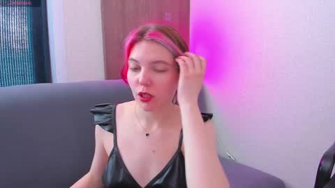 Snapshot of marie_reyess chatting on April 2026 05:27:01 AM Marie 3 online show from April 2026 05:27:01 AM