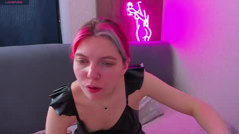 Snapshot of marie_reyess chatting on April 2026 07:05:01 AM Marie 3 online show from April 2026 07:05:01 AM