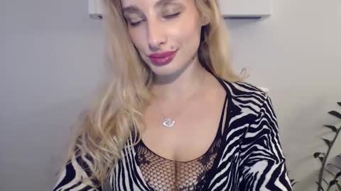 Snapshot of marilyndevilish chatting on December 2024 09:38:01 PM MarilynDevilish online show from December 2024 09:38:01 PM