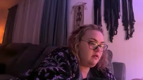 maroon_moon online show from November 2025 12:21:02 AM