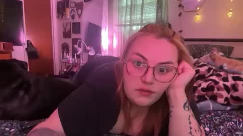 maroon_moon online show from April 2026 10:44:02 PM