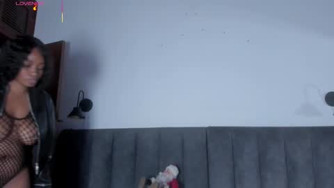 Snapshot of martina_jackson_ chatting on November 2025 08:52:01 PM Laura online show from November 2025 08:52:01 PM