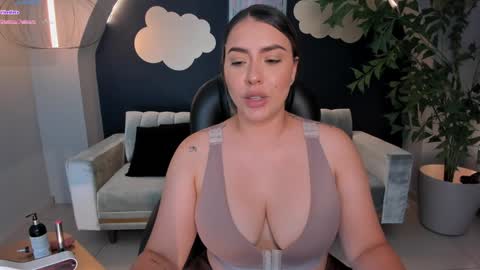 Snapshot of martinnabonnet chatting on February 2025 04:36:01 PM Martinna Bonnet online show from February 2025 04:36:01 PM