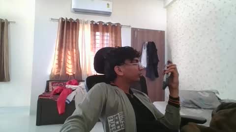 Snapshot of maskboyz2004 chatting on November 2025 04:05:01 AM Mask Boy online show from November 2025 04:05:01 AM