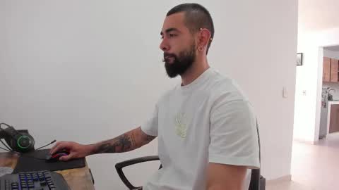 Matheus     online show from October 2025 07:48:02 PM