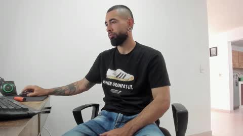 Matheus     online show from November 2025 08:20:01 PM