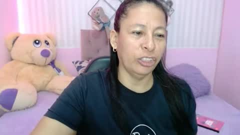 Snapshot of mature_martina_ chatting on November 2025 06:01:02 PM Martina online show from November 2025 06:01:02 PM