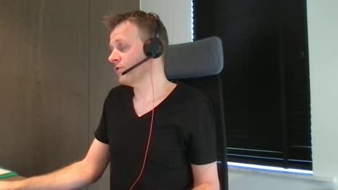 Max take off clothes online show from February 2025 01:27:02 PM