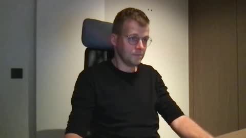 Max take off clothes online show from February 2025 06:58:02 PM