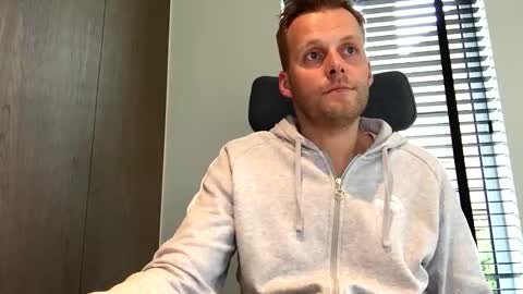 Max take off clothes online show from November 2025 02:07:02 PM