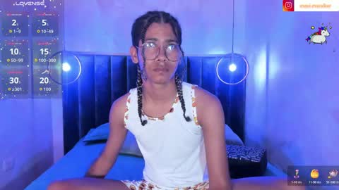 Snapshot of maxim_walker chatting on October 2025 03:06:02 AM maxim online show from October 2025 03:06:02 AM