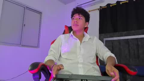 Maximiliano online show from November 2025 08:31:01 PM