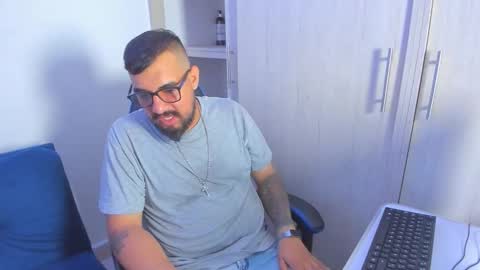 maximo_garcia75 online show from December 2025 05:19:02 PM