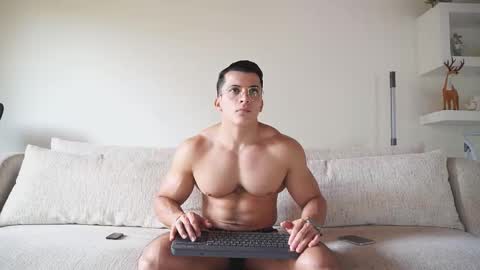 Snapshot of maximohoot chatting on November 2025 05:35:02 PM Sebastian online show from November 2025 05:35:02 PM