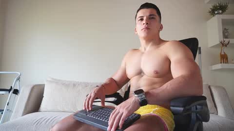 Snapshot of maximohoot chatting on November 2025 09:14:01 PM Sebastian online show from November 2025 09:14:01 PM