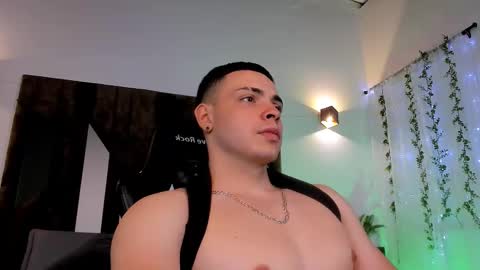 Snapshot of maxwell_dupont chatting on February 2025 03:01:01 AM MAX online show from February 2025 03:01:01 AM