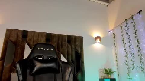 Snapshot of maxwell_dupont chatting on February 2025 12:59:01 AM MAX online show from February 2025 12:59:01 AM