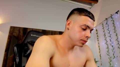 Snapshot of maxwell_dupont chatting on February 2025 04:15:01 AM MAX online show from February 2025 04:15:01 AM