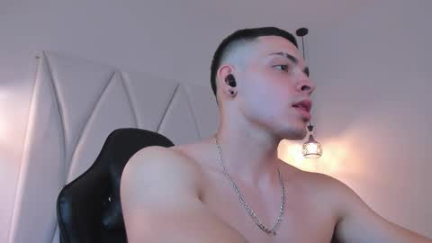 Snapshot of maxwell_dupont chatting on February 2025 03:21:02 AM MAX online show from February 2025 03:21:02 AM