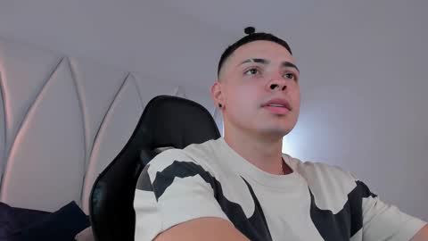 Snapshot of maxwell_dupont chatting on March 2025 08:20:02 PM MAX online show from March 2025 08:20:02 PM