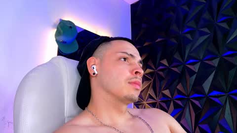 Snapshot of maxwell_dupont chatting on December 2025 09:32:01 PM MAX online show from December 2025 09:32:01 PM