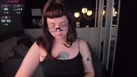 Woman online show from November 2025 01:55:01 PM