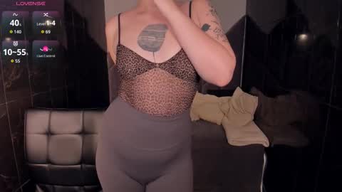 Woman online show from November 2025 02:18:01 PM