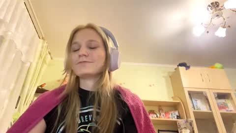 Snapshot of maybelleensminger chatting on September 2025 04:21:02 PM Lola online show from September 2025 04:21:02 PM