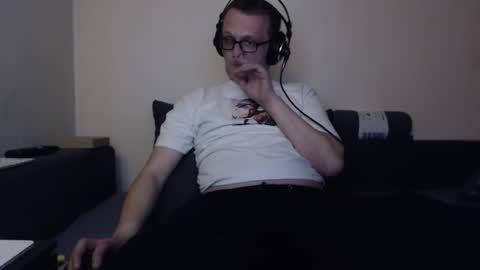 Snapshot of mcmike_es chatting on October 2025 07:21:02 PM Mike online show from October 2025 07:21:02 PM