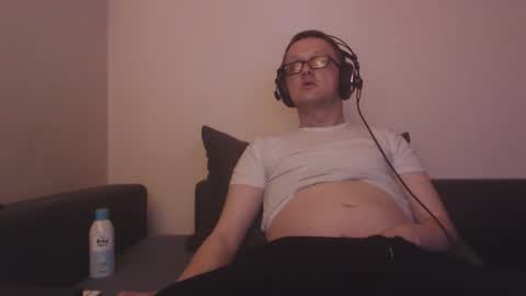 Snapshot of mcmike_es chatting on November 2025 09:59:01 PM Mike online show from November 2025 09:59:01 PM