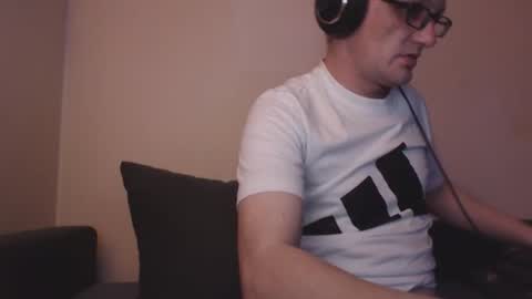 Snapshot of mcmike_es chatting on November 2025 09:02:01 PM Mike online show from November 2025 09:02:01 PM