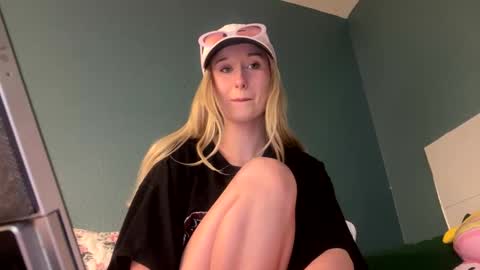 meadowmoon3 online show from April 2026 11:43:02 PM