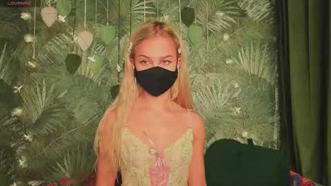 Snapshot of meeeewmeeeeow chatting on November 2025 08:31:01 PM meeeewmeeeeow online show from November 2025 08:31:01 PM