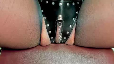 Snapshot of melania_browis chatting on October 2025 01:23:02 PM Melania online show from October 2025 01:23:02 PM