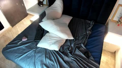 Melanie roux  online show from April 2026 01:47:02 AM