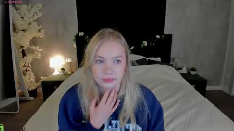 Melanie online show from December 2025 01:00:01 AM