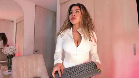 Snapshot of melina_ferrer1 chatting on June 2026 12:55:01 PM EI online show from June 2026 12:55:01 PM