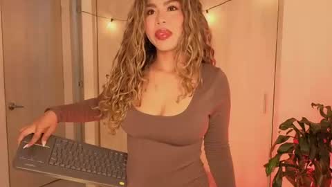 Snapshot of melina_ferrer1 chatting on July 2026 01:58:01 PM EI online show from July 2026 01:58:01 PM