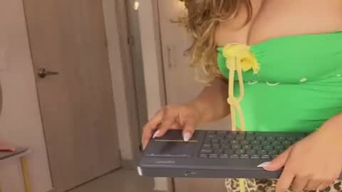 Snapshot of melina_ferrer1 chatting on July 2026 01:04:01 PM EI online show from July 2026 01:04:01 PM