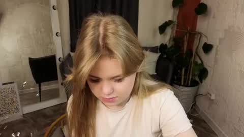 Sophia online show from April 2026 06:19:01 AM