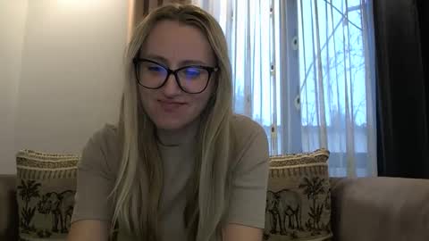 Snapshot of melly_rosey chatting on November 2025 07:19:01 AM Melly online show from November 2025 07:19:01 AM