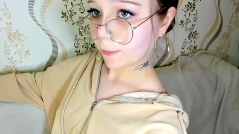 MelMooon online show from September 2025 06:46:01 PM