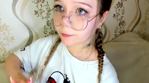 MelMooon online show from October 2025 05:34:01 PM