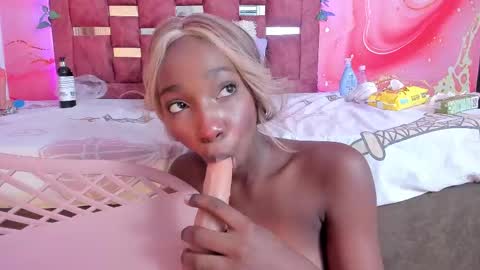 Snapshot of melody_paris chatting on February 2025 04:59:02 PM Mixie online show from February 2025 04:59:02 PM