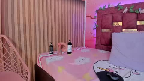 Snapshot of melody_paris chatting on February 2025 01:55:02 PM Mixie online show from February 2025 01:55:02 PM