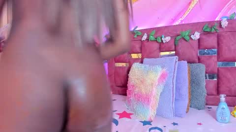 Snapshot of melody_paris chatting on February 2025 10:41:01 AM Mixie online show from February 2025 10:41:01 AM