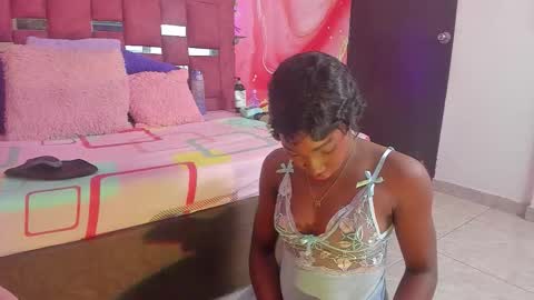 Snapshot of melody_paris chatting on November 2025 10:48:02 AM Mixie online show from November 2025 10:48:02 AM