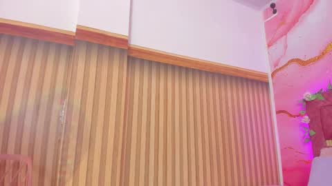 Snapshot of melody_paris chatting on November 2025 10:48:01 AM Mixie online show from November 2025 10:48:01 AM